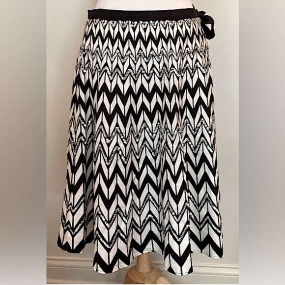 BCBGMaxAzria Dresses & Skirts - BCBGMaxAzria Black Cream Sequin Chevron S Whimsigoth Boho Glam Retro Chic Skirt